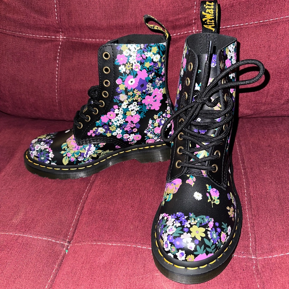 NWOT Dr Marten Vinta Boot